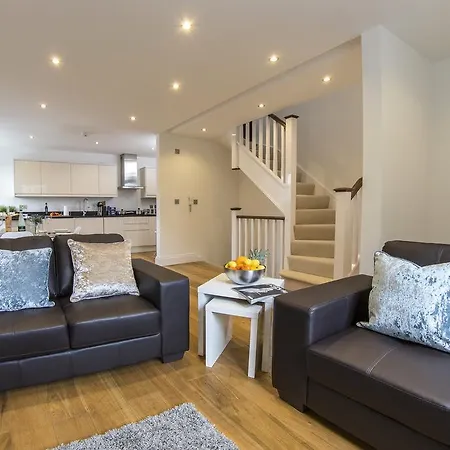 Finchley Central Luxury 3 Bed Triplex Loft Style Apartment